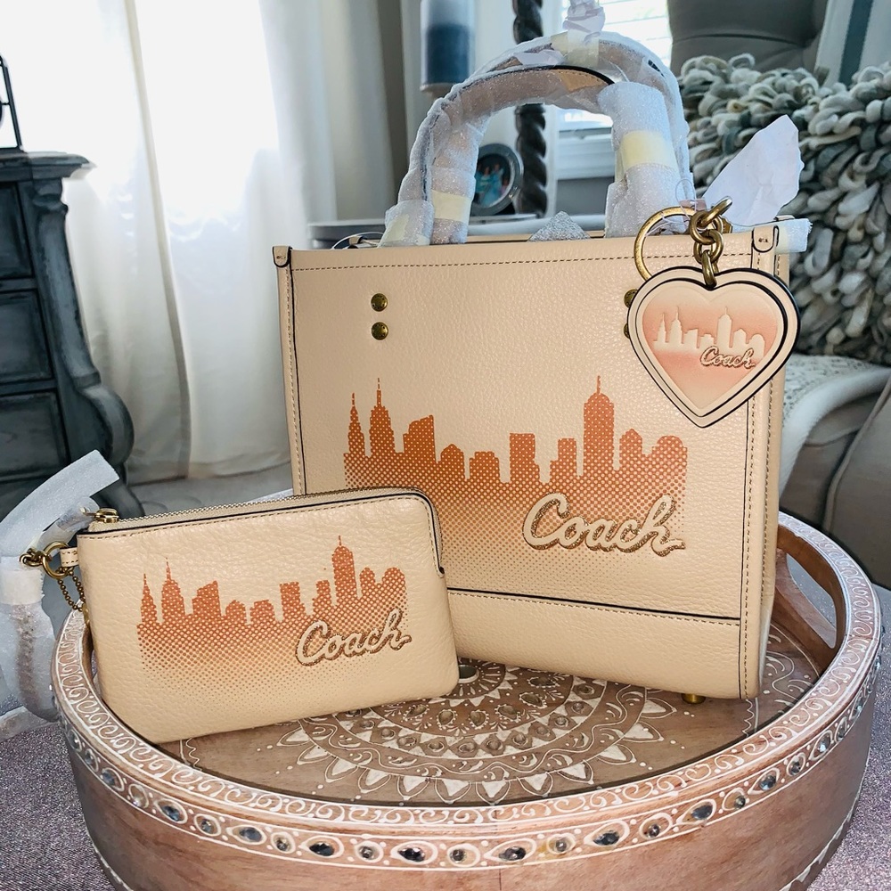 Coach X Jennifer Lopez Dempsey
Tote 22 With Nyc Skyline with
Charm and Wristlet